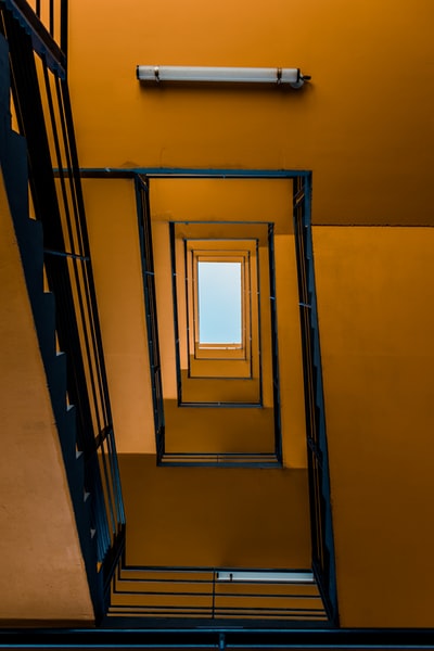 楼梯的低角度摄影